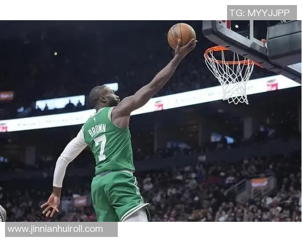 马刺克绿军小白鼓励球队奋勇前行展现拼搏精神与团结力量